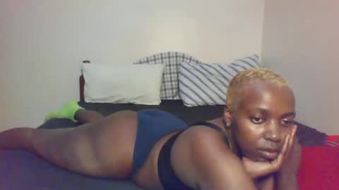 Snapshot of queen_melanine chatting on 03/05/25, 01:52 QUEEN online show from 03/05/25, 01:52