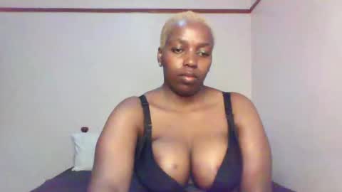 Snapshot of queen_melanine chatting on 03/07/25, 03:40 QUEEN online show from 03/07/25, 03:40
