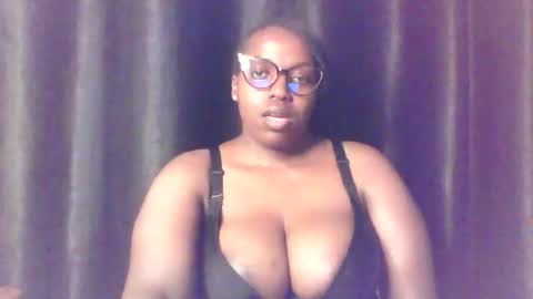 Snapshot of queen_melanine chatting on 06/03/26, 02:33 QUEEN online show from 06/03/26, 02:33