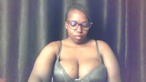 Snapshot of queen_melanine chatting on 06/04/26, 04:07 QUEEN online show from 06/04/26, 04:07