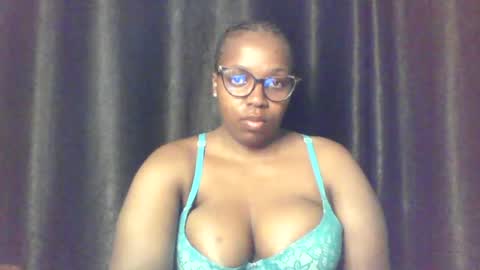 Snapshot of queen_melanine chatting on 06/12/26, 04:00 QUEEN online show from 06/12/26, 04:00