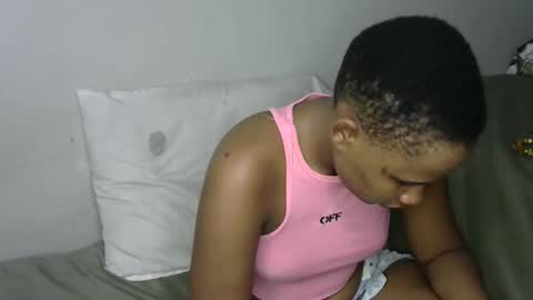 Snapshot of queen_polite chatting on 11/18/25, 01:04 queen_polite online show from 11/18/25, 01:04