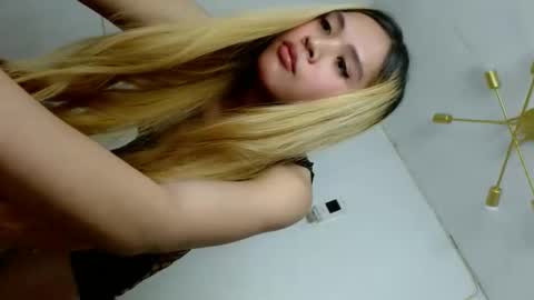 Snapshot of queena10 chatting on 10/22/25, 11:26 CALL ME YOUR QUEEN AIVY1 online show from 10/22/25, 11:26