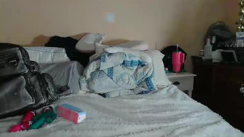 Snapshot of queenb9876 chatting on 04/20/26, 05:43 mzonethickchick online show from 04/20/26, 05:43