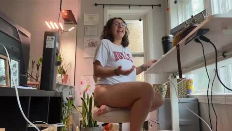 QueenBee online show from 04/29/26, 06:47