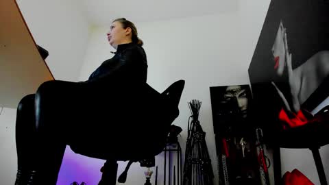 Snapshot of queencatsnow chatting on 01/17/26, 02:38 Misscatsnow online show from 01/17/26, 02:38