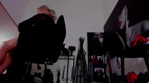 Snapshot of queencatsnow chatting on 02/04/26, 02:06 Misscatsnow online show from 02/04/26, 02:06