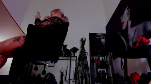 Snapshot of queencatsnow chatting on 02/05/26, 02:05 Misscatsnow online show from 02/05/26, 02:05