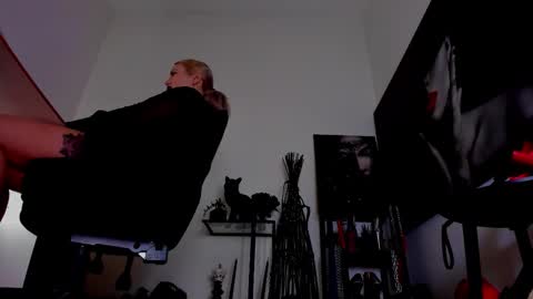 Snapshot of queencatsnow chatting on 02/26/26, 08:02 Misscatsnow online show from 02/26/26, 08:02