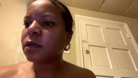 Snapshot of queencreolexo chatting on 11/23/25, 02:33 queencreolexo online show from 11/23/25, 02:33