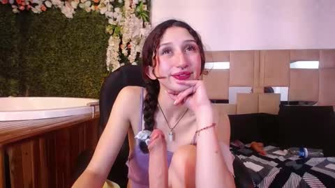 Snapshot of queenjenn__ chatting on 12/12/24, 08:53 QUEENJEENN online show from 12/12/24, 08:53