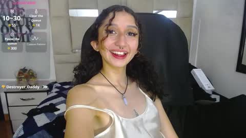 Snapshot of queenjenn__ chatting on 01/04/25, 09:52 QUEENJEENN online show from 01/04/25, 09:52