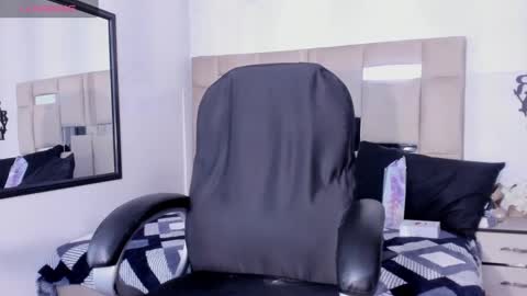 Snapshot of queenjenn__ chatting on 01/20/25, 06:21 QUEENJEENN online show from 01/20/25, 06:21