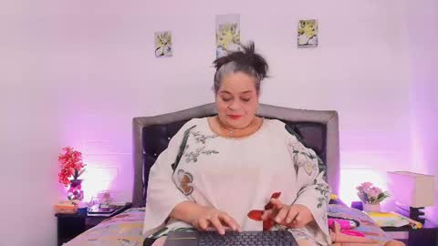 Snapshot of queenmature chatting on 04/24/26, 08:00 VickyBoobss online show from 04/24/26, 08:00
