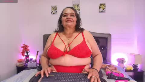 Snapshot of queenmature chatting on 05/01/26, 06:12 VickyBoobss online show from 05/01/26, 06:12