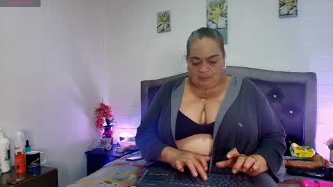 Snapshot of queenmature chatting on 05/10/26, 01:05 VickyBoobss online show from 05/10/26, 01:05
