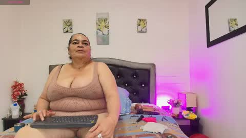 Snapshot of queenmature chatting on 05/31/26, 12:45 VickyBoobss online show from 05/31/26, 12:45