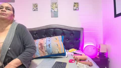 Snapshot of queenmature chatting on 06/08/26, 12:49 VickyBoobss online show from 06/08/26, 12:49