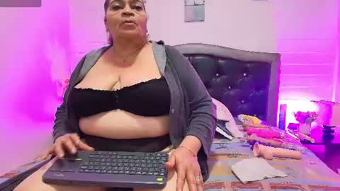 Snapshot of queenmature chatting on 06/25/26, 12:31 VickyBoobss online show from 06/25/26, 12:31