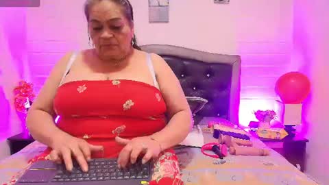 Snapshot of queenmature chatting on 07/01/26, 07:46 VickyBoobss online show from 07/01/26, 07:46