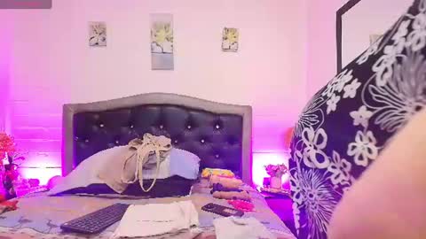 Snapshot of queenmature chatting on 07/04/26, 12:22 VickyBoobss online show from 07/04/26, 12:22