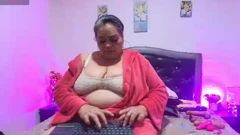 Snapshot of queenmature chatting on 07/18/26, 01:43 VickyBoobss online show from 07/18/26, 01:43