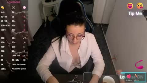 Snapshot of queenrose94 chatting on 06/18/26, 09:30 queenrose94 online show from 06/18/26, 09:30