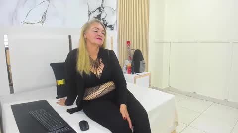 Snapshot of queenstarhyl chatting on 02/18/26, 01:56 queenstarhyl online show from 02/18/26, 01:56