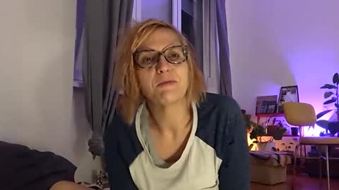 Snapshot of queerbi chatting on 11/18/25, 09:52 bi is from billy online show from 11/18/25, 09:52