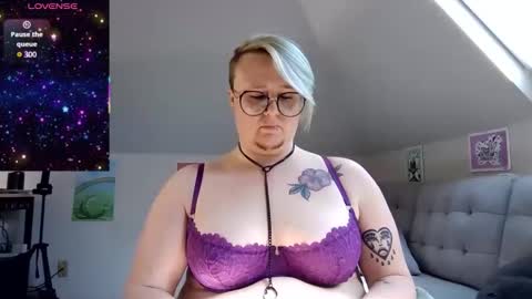 Snapshot of queerlyjaz chatting on 04/25/26, 06:05 queerlyjaz online show from 04/25/26, 06:05