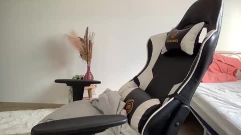 Quinnyelena online show from 12/16/25, 11:37