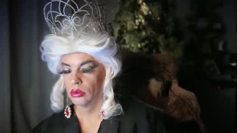 Snapshot of qweenviva chatting on 01/12/25, 12:49 ViVaLuvLicious online show from 01/12/25, 12:49