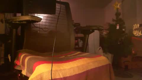 Snapshot of qwerty__pop chatting on 12/23/25, 04:43 qwerty__pop online show from 12/23/25, 04:43