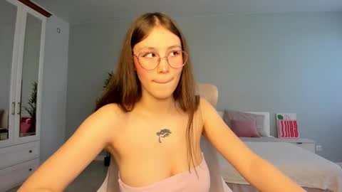 Snapshot of qwoopa chatting on 10/11/25, 09:08 Leya online show from 10/11/25, 09:08