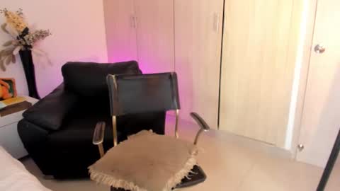 natalia  -  online show from 10/22/25, 04:35