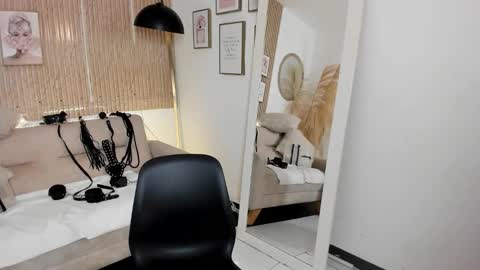 RACHEL ES online show from 11/19/25, 05:18