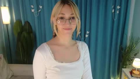 Snapshot of radi_rose chatting on 09/11/25, 09:15 Karina online show from 09/11/25, 09:15
