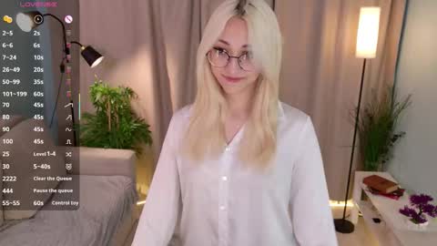 Snapshot of radi_rose chatting on 10/19/25, 09:37 Karina online show from 10/19/25, 09:37