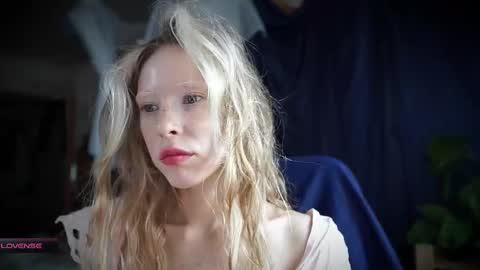 Snapshot of radiant_ada chatting on 09/16/25, 09:21 ada online show from 09/16/25, 09:21