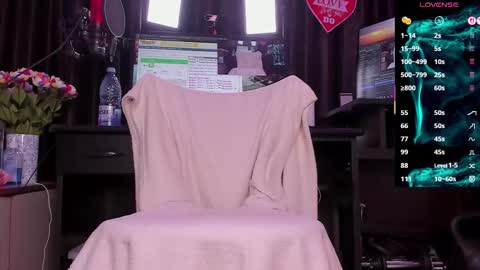 Laura online show from 12/15/25, 03:44