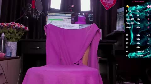 Laura online show from 01/12/26, 03:34