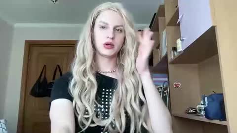 Snapshot of ranya_may chatting on 04/17/26, 11:24 Ranya online show from 04/17/26, 11:24