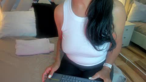 Snapshot of raquel_moore chatting on 02/02/25, 05:04 Raquel Moore online show from 02/02/25, 05:04
