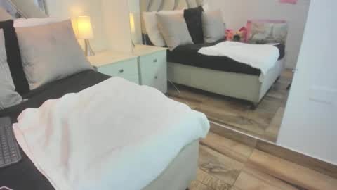 Raquel Moore  online show from 01/14/26, 04:56