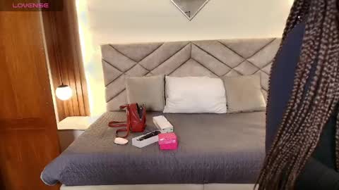 Snapshot of raqueljones_ chatting on 05/10/26, 12:10 Raquel online show from 05/10/26, 12:10