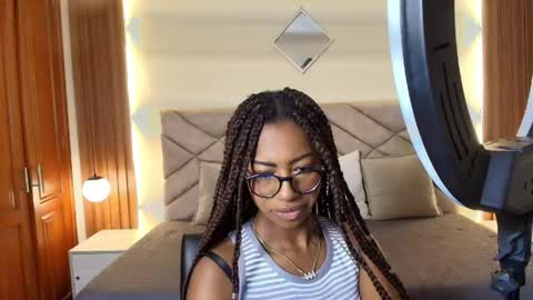 Snapshot of raqueljones_ chatting on 05/19/26, 12:33 Raquel online show from 05/19/26, 12:33