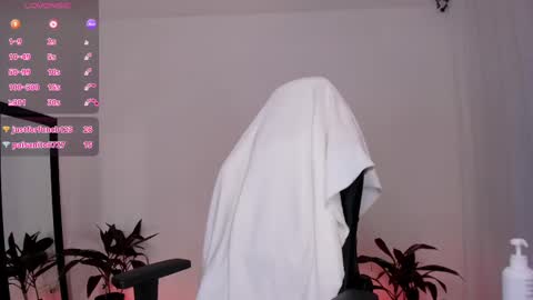 Snapshot of raven__white1 chatting on 01/18/25, 12:02 Raven online show from 01/18/25, 12:02