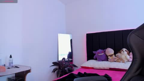 Snapshot of raven__white1 chatting on 01/22/25, 09:43 Raven online show from 01/22/25, 09:43