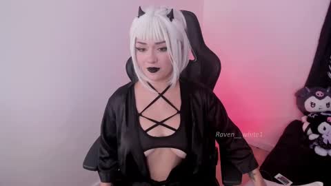 Snapshot of raven__white1 chatting on 10/14/25, 07:47 Raven online show from 10/14/25, 07:47