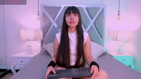 Snapshot of raven_luxx chatting on 05/15/26, 05:42 RAVEN online show from 05/15/26, 05:42